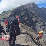Turis Brasil Jatuh di Gunung Rinjani Diduga Tewas, Tim SAR Lakukan Evakuasi di Medan Ekstrem Proses evakuasi pendaki wanita asal Brasil nyang jatuh saat mendaki di Gunung Rinjani.(Dok. Humas Kantor SAR Mataram)