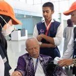 Kasus Covid-19 Naik Jadi 179 pada Minggu ke-24, Kemenkes Minta Masyarakat Tetap Waspada Petugas kesehatan memeriksa suhu tubuh jemaah haji yang baru tiba di bandara sebagai langkah deteksi dini penyebaran Covid-19.