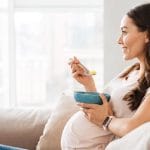 6 Manfaat Ikan bagi Ibu Hamil: Kaya Protein, Rendah Lemak, dan Aman Dikonsumsi Ilustrasi ibu hamil makan ikan kakap/ Foto: Getty Images/iStockphoto/DeanDrobot