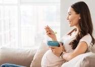 Ilustrasi ibu hamil makan ikan kakap/ Foto: Getty Images/iStockphoto/DeanDrobot