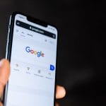 Perubahan Besar Dunia Pencarian Online dari Google Menuju Media Sosial dan AI Ilustrasi Google di HP.(Unsplash/Solen Feyissa)