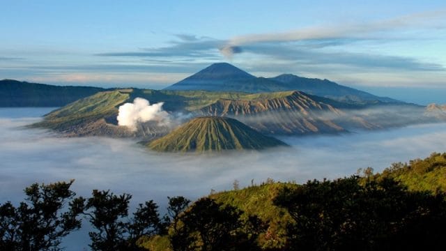 Kawasan wisata Gunung Bromo dan Suku Tengger di Jawa Timur menjadi salah satu tujuan wisata andalan dalam Visit Indonesia Wonderful 2018 yang ditetapkan Kementerian Pariwisata Republik Indonesia