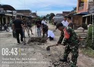 Semangat Gotong Royong, Babinsa Koramil 20/Raya Kahean Bersama Warga Bongkar Jembatan Gorong-Gorong di Kelurahan Sindar Raya