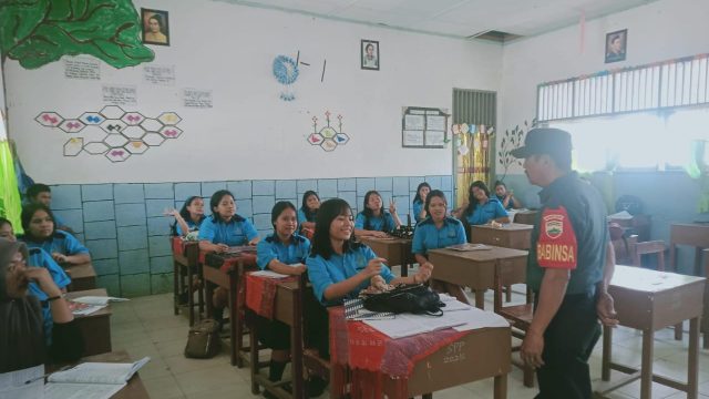 Babinsa Tiga Balata Tanamkan Nilai Sopan Santun kepada Siswa SMK Negeri 1 Jorlang Hataran