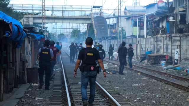 BNN DAN POLRI BONGKAR SARANG NARKOBA DI KAMPUNG BAHARI, BERHASIL UNGKAP 89 KG SABU DAN 7 PUCUK SENJATA API
