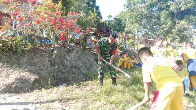 Babinsa Ajak Siswa SDN 091465 Parapat Tanamkan Semangat Peduli Lingkungan Sejak Dini