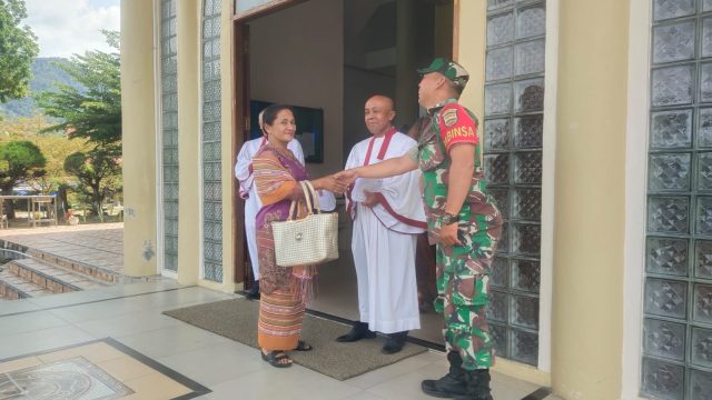 Babinsa Girsang Sipangan Bolon Hadir di Tengah Jemaat, Amankan Ibadah Minggu di Gereja HKBP Parapat