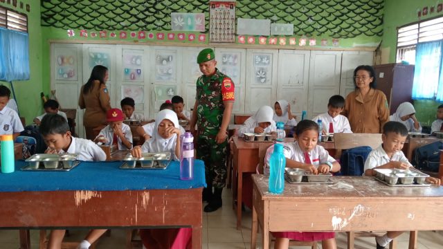 Babinsa Serbelawan Dampingi Program Makan Bergizi Gratis, Tumbuhkan Keceriaan dan Semangat Belajar Anak Sekolah di Serbelawan