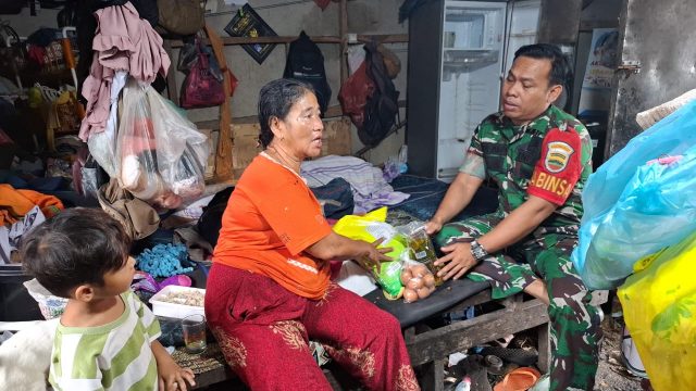 Babinsa Koramil Perdagangan Ulurkan Tangan Peduli, Ringankan Beban Warga di Nagori Bandar Rejo