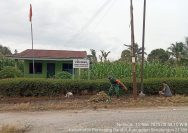 Babinsa Koramil 06/Perdagangan Gelar Gotong Royong Bersama Warga Bersihkan Selokan Jalan