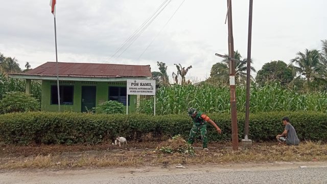 Babinsa Koramil 06/Perdagangan Gelar Gotong Royong Bersama Warga Bersihkan Selokan Jalan