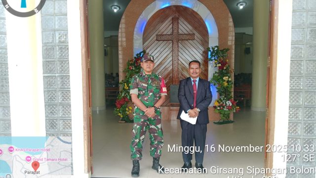 Babinsa Koramil 11/Girsang Sipangan Bolon Laksanakan Pengamanan Ibadah Minggu di Gereja HKBP Parapat