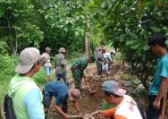 Babinsa Koramil 09/Tiga Balata Turun Tangan Bantu Warga Bersihkan Saluran Irigasi yang Rusak