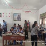 Tingkatkan Kesehatan Pelajar, Babinsa Tanah Jawa Aktif Dampingi Program Makan Bergizi Gratis