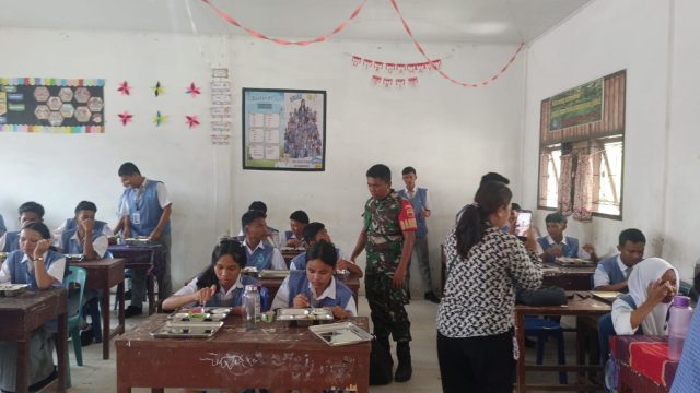Tingkatkan Kesehatan Pelajar, Babinsa Tanah Jawa Aktif Dampingi Program Makan Bergizi Gratis