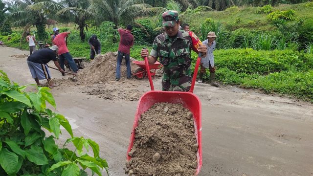Babinsa dan Warga Sei Torop Kompak Gotong Royong Perbaiki Jalan Rusak