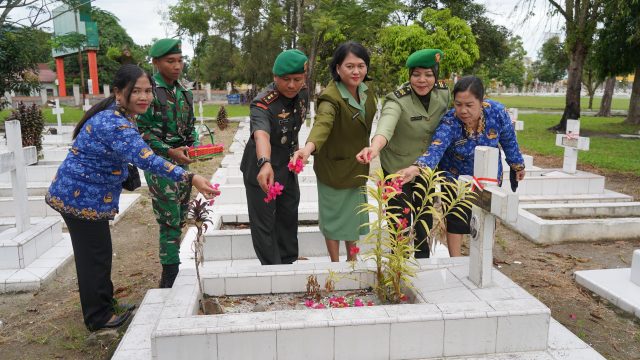 Dandenkomlek Rem 022/PT Pimpin Ziarah ke Taman Makam Pahlawan dalam Rangka HUT Komlek AD ke-80 tahun 2025