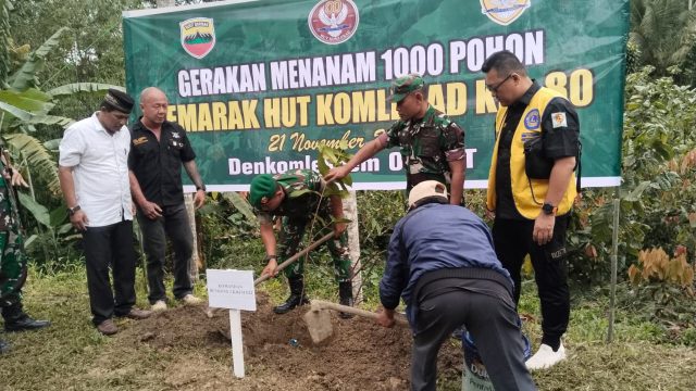Danramil 16/Panei Tongah Bersama Dandenkomlek dan Perbakin Hijaukan Desa Mekar Sari Raya Lewat Gerakan Menanam 1000 Pohon