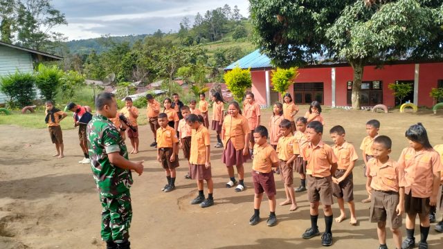 Siswa SD Negeri 097356 Parapat Antusias Ikuti Wasbang dan PBB Bersama Babinsa