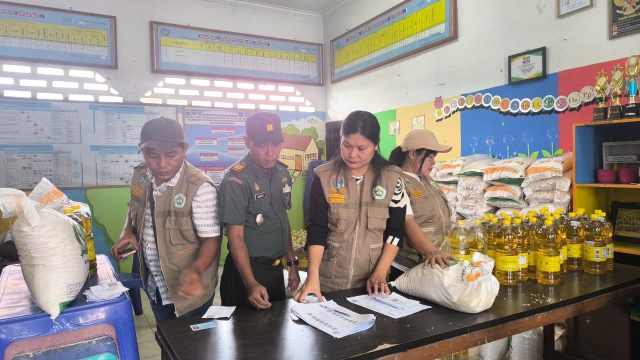 Danramil Siantar Selatan Hadiri Penyerahan Bantuan, Warga Pematang Marihat Dapat Beras dan Minyak Goreng