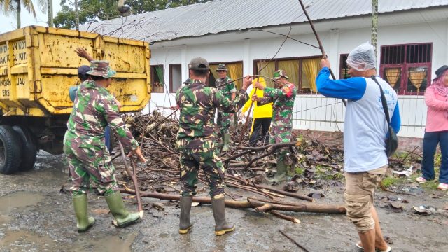 TNI–Polri Bersama Forkopimca Gelar Gotong Royong Cegah Banjir di Kelurahan Serbalawan