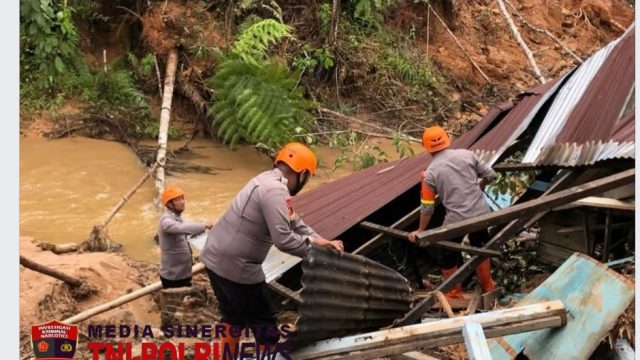 Sigap dan Tulus, Brimob Polda Sumut Turun Tangan Bersihkan Sisa Banjir dan Longsor di Dolok Nauli
