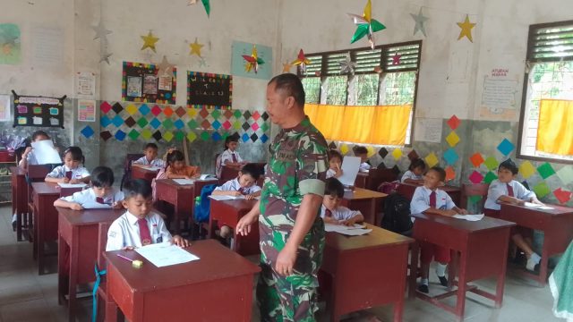 Babinsa Koramil Tiga Balata Ajak Siswa SD 097809 Parlombuan Lebih Peduli Lingkungan dan Rajin Belajar