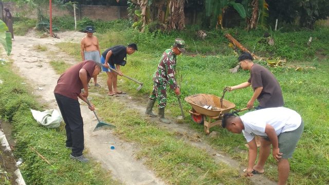 Gotong Royong Sambut Natal dan Tahun Baru, Babinsa Koramil 09/Tiga Balata Ajak Warga Wujudkan Lingkungan Bersih dan Asri