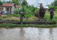 Babinsa dan Warga Nagori Bangun Pane Gotong Royong Bersihkan Bahu Jalan, Cegah Genangan Air di Musim Hujan