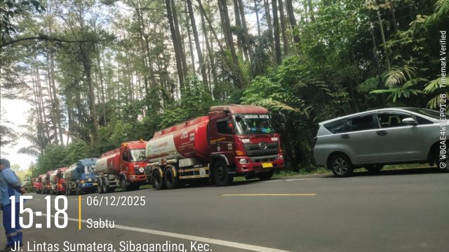 Guna Menjaga Keamanan, TNI Kawal 8 Mobil Pengangkut BBM ke Daerah Bencana Alam.