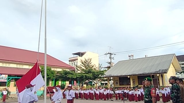 Babinsa Koramil 04/Siantar Barat Hadiri Upacara Bendera di SD 122337 Adam Malik
