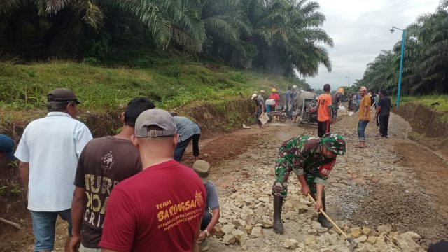 Wujud Kemanunggalan TNI–Rakyat, Babinsa Tanah Jawa Bergotong Royong Bangun Jalan