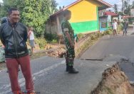 Babinsa Koramil 07/Pauh Kambar Tinjau Jembatan Putus Akibat Banjir Deras