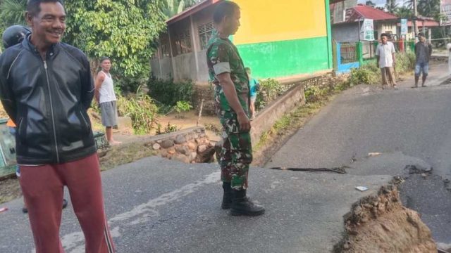 Babinsa Koramil 07/Pauh Kambar Tinjau Jembatan Putus Akibat Banjir Deras