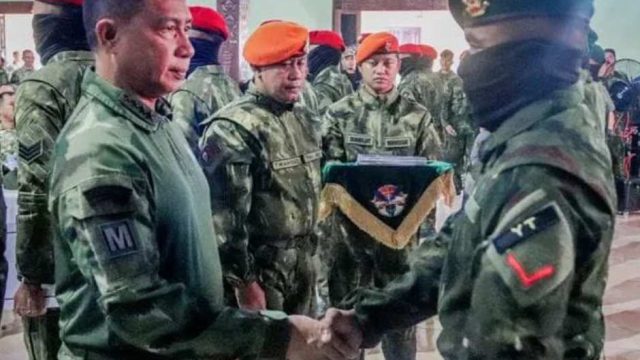 Panglima TNI Bersama Menhan RI Anugerahkan KPLB kepada Prajurit Berprestasi di Timika