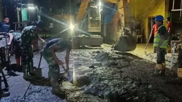 Hingga Larut Malam, Prajurit TNI Lanjutkan Pembersihan Pasar Aceh Tamiang