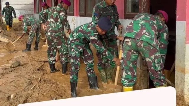 BAHU MEMBAHU PULIHKAN SEKOLAH, PRAJURIT TNI AL BERSIHKAN LUMPUR DI TUKKA TAPANULI TENGAH