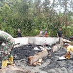 Babinsa Tanah Jawa Hadir di Tengah Duka, Gotong Royong Bersihkan Puing Rumah Warga Terdampak Kebakaran Babinsa Tanah Jawa Hadir di Tengah Duka, Gotong Royong Bersihkan Puing Rumah Warga Terdampak Kebakaran