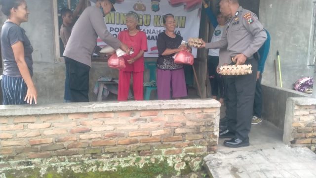 Minggu Kasih Polres Simalungun: Polsek Tanah Jawa Salurkan Sembako kepada Warga Kurang Mampu