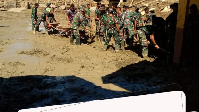 TNI Bersama Warga Gotong Royong Pulihkan Polindes Pascabencana di Aceh Tengah
