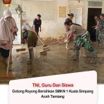 TNI, Guru dan Siswa, Gotong Royong bersihkan SMKN 1 Kuala Simpang Aceh Tamiang TNI, Guru dan Siswa, Gotong Royong bersihkan SMKN 1 Kuala Simpang Aceh Tamiang