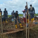 MUDAHKAN AKTIVITAS EKONOMI MASYARAKAT SEKITAR, KOMANDAN KODAERAL XI BERSAMA PRAJURIT BANGUN JEMBATAN YANG TERPUTUS DI KAMPUNG SERMAYAM II.