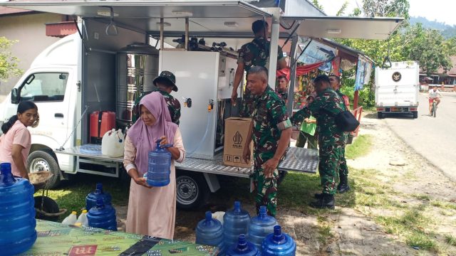 *Kodim 0308/Padang Pariaman Salurkan Bantuan Kemanusiaan Dari Menkopolkam Pendistribusian Air Bersih Siap Minum Di 3 Titik Wilayah Yang Terdampak Pasca Bencana*