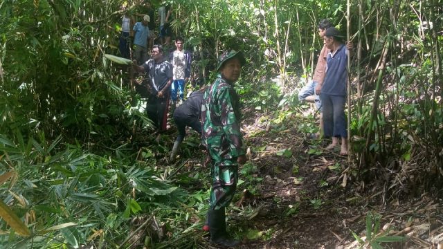 Babinsa Koramil 03/Sungai Sarik Laksanakan Gotong Royong di Lingkungan Nagari