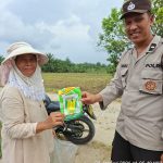 Bhabinkamtibmas Polsek Serbalawan Dampingi Warga Tanam Jagung Manis di Bahung Huluan, Dorong Ketahanan Pangan dan Kamtibmas