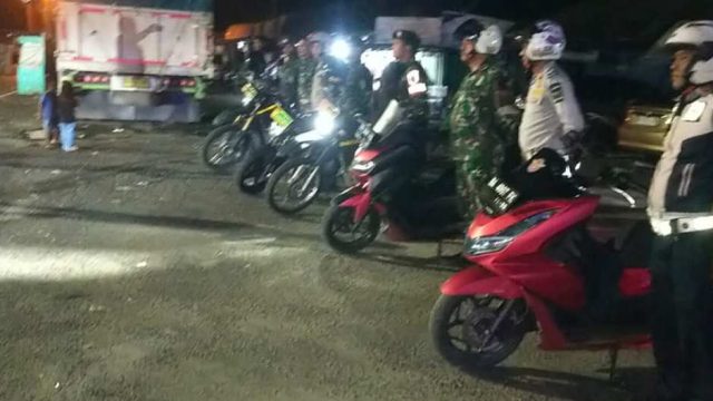 Patroli Gabungan Koramil 04/Sicincin dan Polsek Sicincin Amankan Malam Pergantian Tahun 2025–2026
