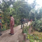 Babinsa Dampingi Peninjauan Lokasi Jembatan, Wujud Kepedulian TNI Bersama Masyarakat Huta Tomuan