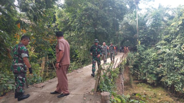 Babinsa Dampingi Peninjauan Lokasi Jembatan, Wujud Kepedulian TNI Bersama Masyarakat Huta Tomuan