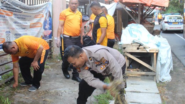 Polres Simalungun Dukung Kebijakan Presiden Prabowo Tentang Program ASRI, Kapolres Turun Langsung Bersihkan Pantai Parapat