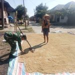 Babinsa Koramil 03/Siantar Selatan Komsos dengan Petani, Perkuat Kedekatan TNI dan Rakyat Babinsa Koramil 03/Siantar Selatan Komsos dengan Petani, Perkuat Kedekatan TNI dan Rakyat